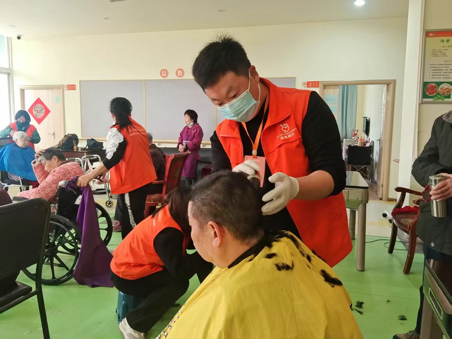 十年公益路爱心伴同行